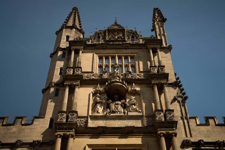 Oxford: Alumni-Led Walking Tour w/New College Entry Option - What the pace and access are like