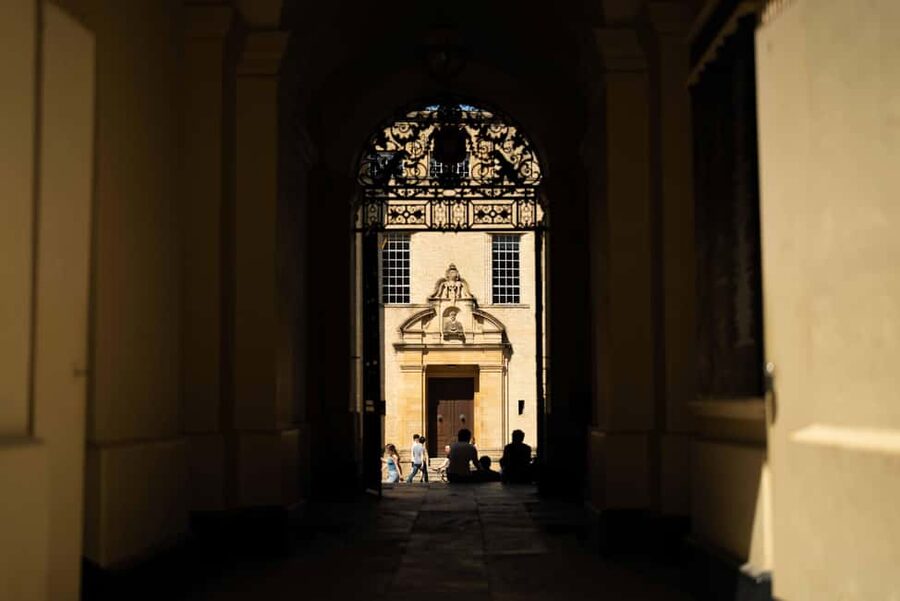 Oxford: Alumni-Led Walking Tour w/New College Entry Option - What this Oxford walk really gives you