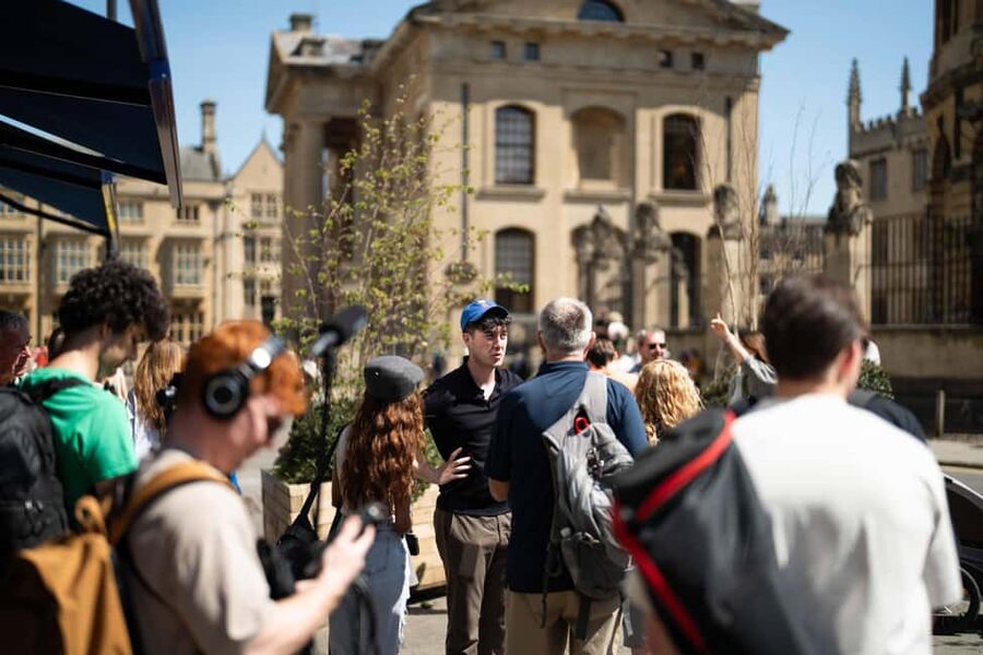 Oxford: Alumni-Led Walking Tour w/New College Entry Option - Meeting an Oxford guide on Broad Street
