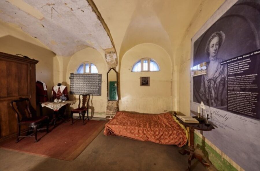 Oxford Castle and Prison: Guided Tour - Going underground into the 900-year-old crypt