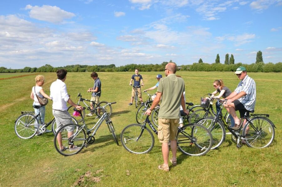 Oxford: City Bike Tour with Student Guide - Pubs, writers, and Oxford’s everyday side