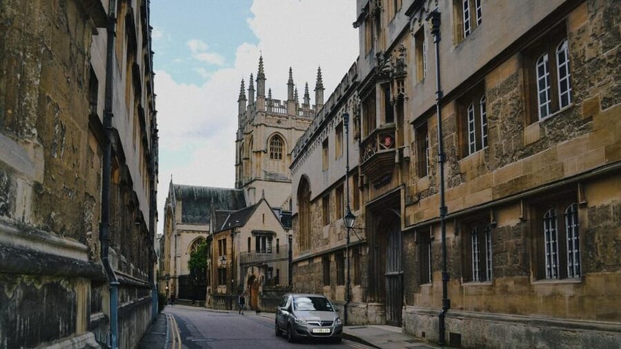 Oxford: City Tour & Exploration Game - Who should take the Oxford Quest
