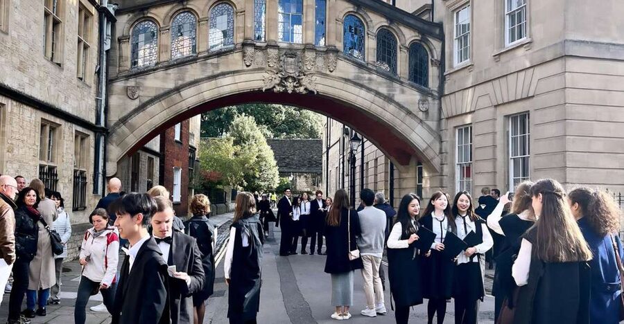 Oxford: City & University Tour with College entry included - The Bodleian Library and Radcliffe Camera