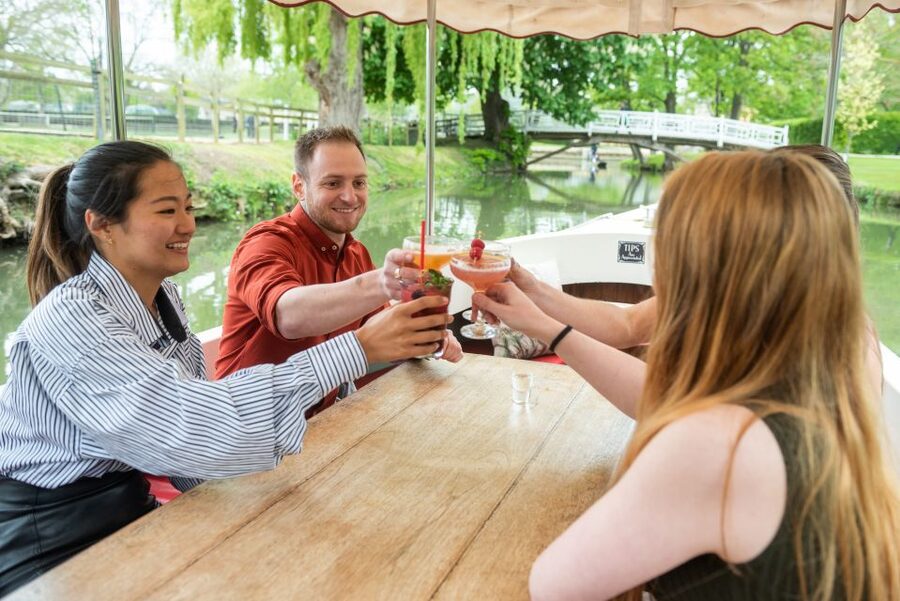 Oxford: Evening Sightseeing River Cruise with a Cocktail - Choosing a cocktail before boarding