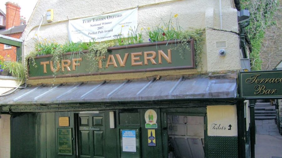Oxford: Historic Pubs & Taverns Guided Walking Tour - High Street, where Oxford’s old stories meet daily life