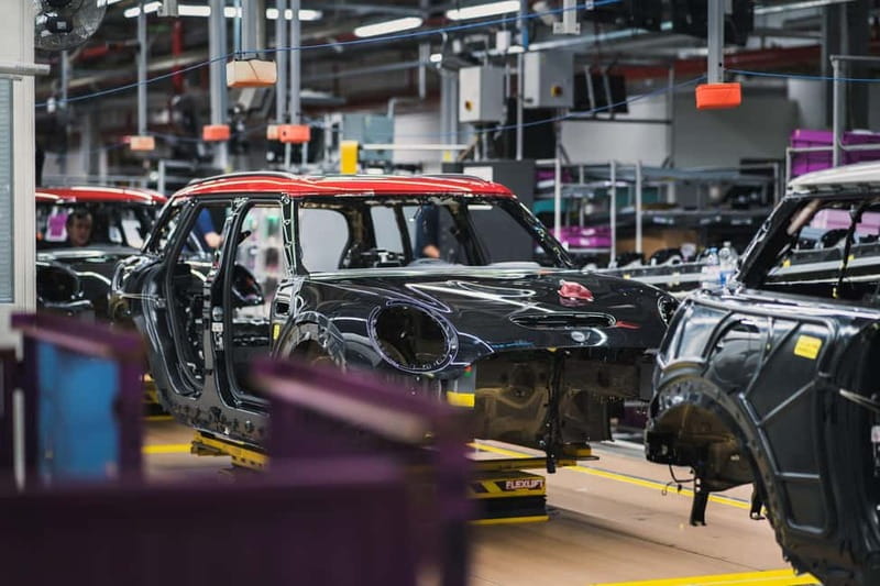 Oxford: MINI Factory Tour – Go Behind the Scenes - Following the car along the assembly line