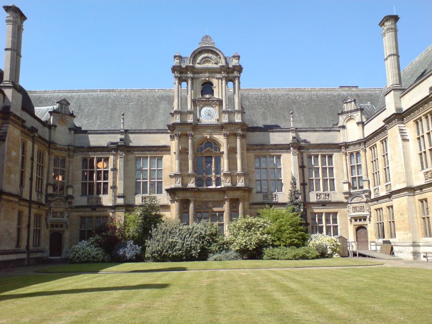 Oxford: Private City Tour & University Historical Highlights - Inside a typical college quadrangle