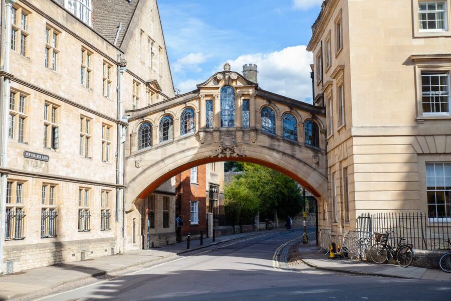Oxford: Private Walking Tour with University Alumni Guide - Oriel, Merton, and the city’s literary side
