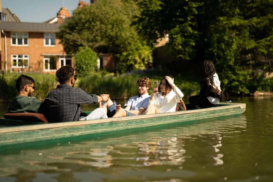 Oxford: Punting Tour on the River Cherwell - The Botanic Garden from the water