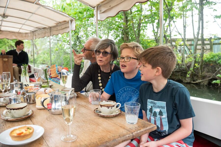 Oxford: Scenic Sightseeing Cruise with Gourmet Picnic - Weather, comfort, and practical details