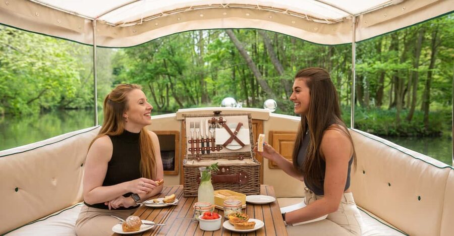 Oxford: Scenic Sightseeing Cruise with Gourmet Picnic - University boathouses and the regatta course