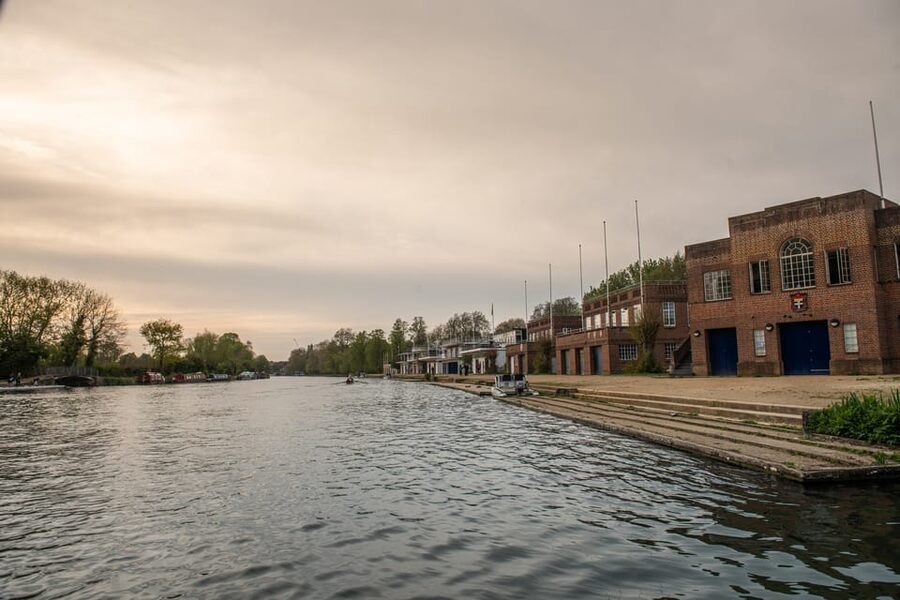 Oxford: Scenic Sightseeing Cruise with Gourmet Picnic - Passing through a Thames lock