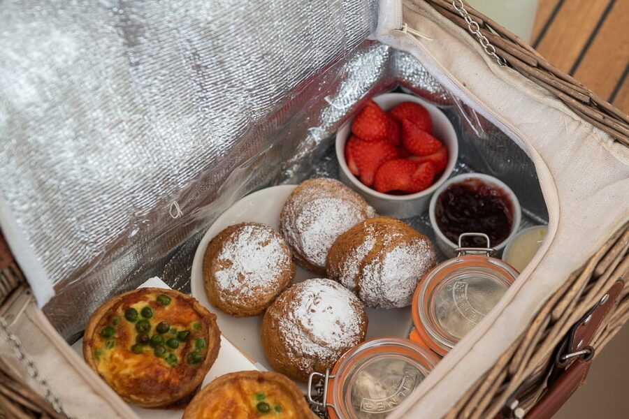 Oxford: Scenic Sightseeing Cruise with Gourmet Picnic - Port Meadow and the Alice in Wonderland connection