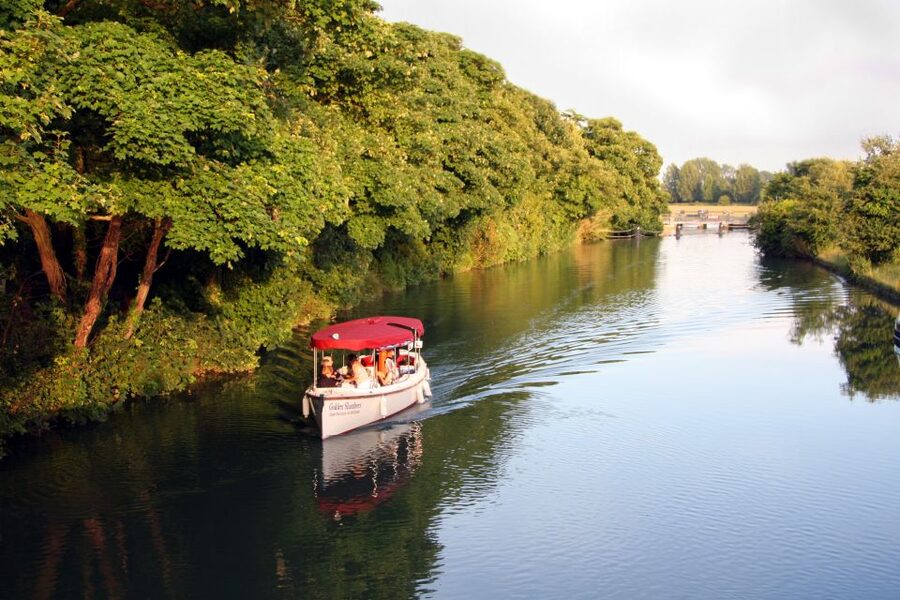 Oxford: Sightseeing River Cruise with Afternoon Tea - Through Iffley Lock and beyond the city