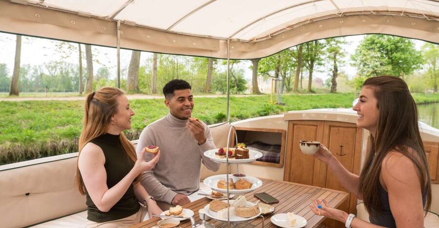 Oxford: Sightseeing River Cruise with Afternoon Tea - What arrives on the afternoon tea stand