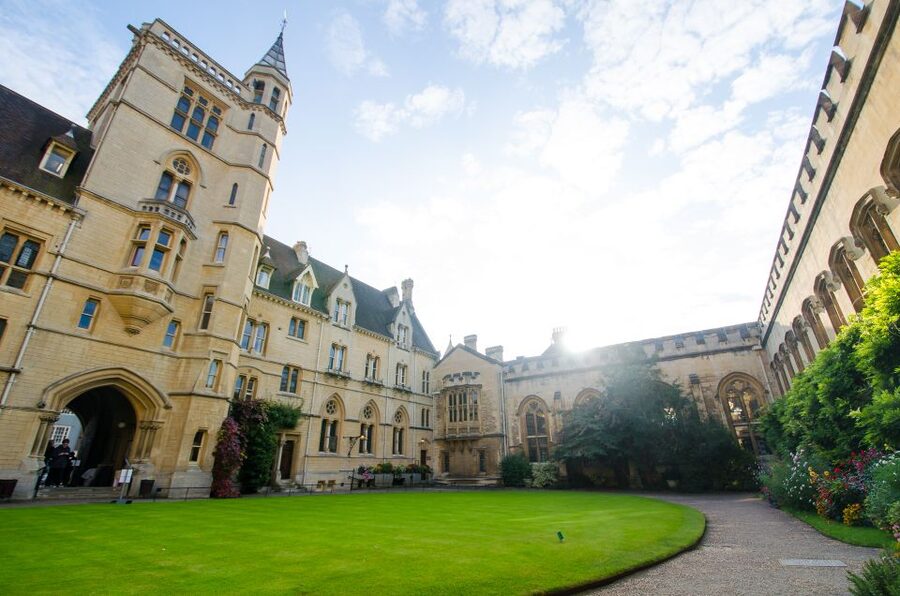 Oxford: University and City Walking Tour with Alumni Guide - Inside the colleges: stone, rules, and daily life