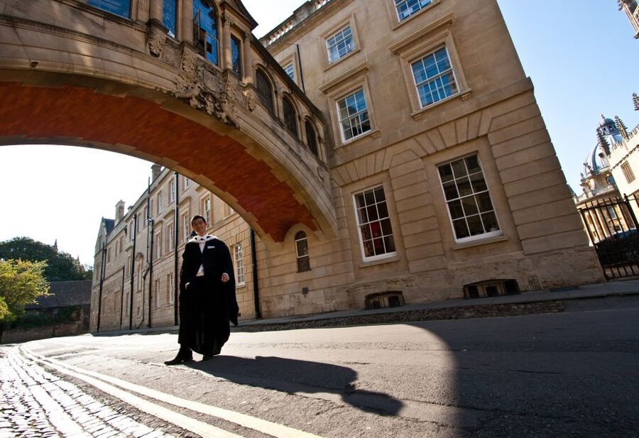 Oxford University: Guided Small Group Walking Tour - Harry Potter, Morse, and literary Oxford