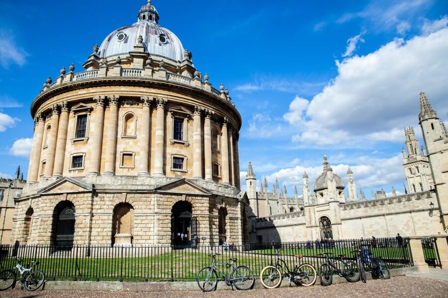 Oxford: University Walking Tour with Christ Church Visit - Starting in central Oxford with student insight