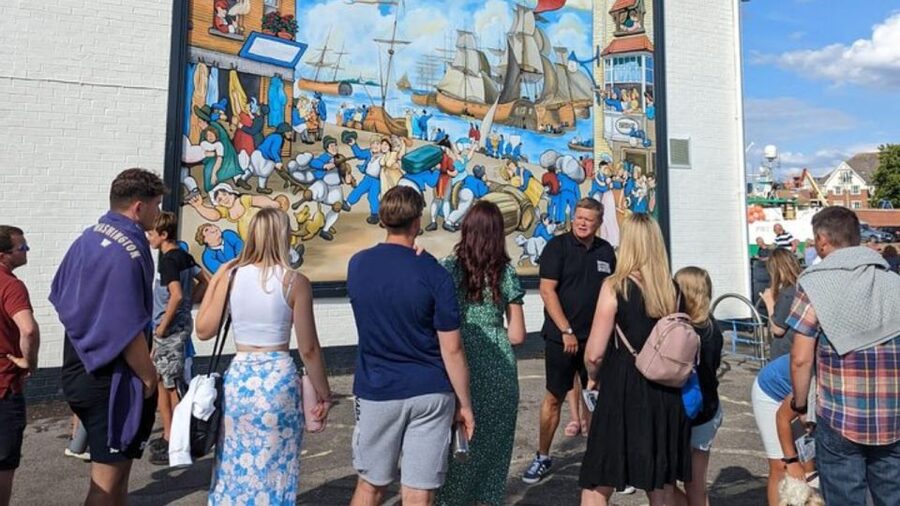 Portsmouth: Old Portsmouth Historical Walking Tour - How the guide handles different groups