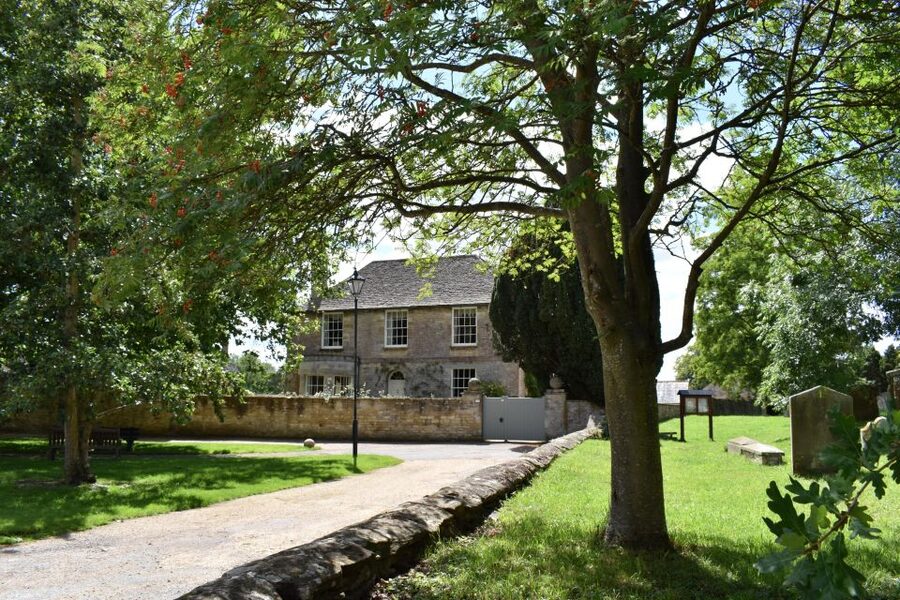 Private Downton Abbey Day Tour, including Pub Lunch - The short ride to The Trout at Tadpole Bridge