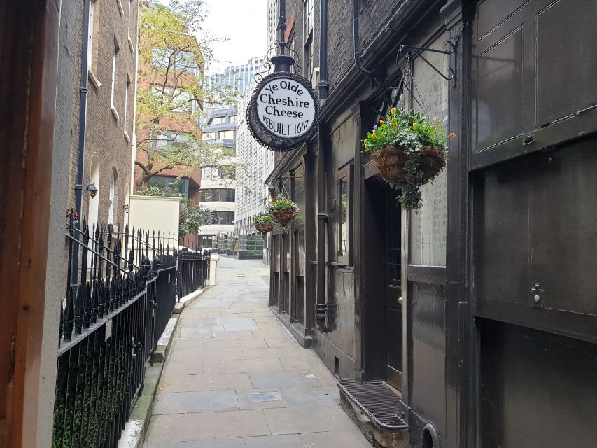 Roman Ruins to Blitz Bombings: London's Fiery History - From Roman Londinium to the Blitz in 2.5 miles
