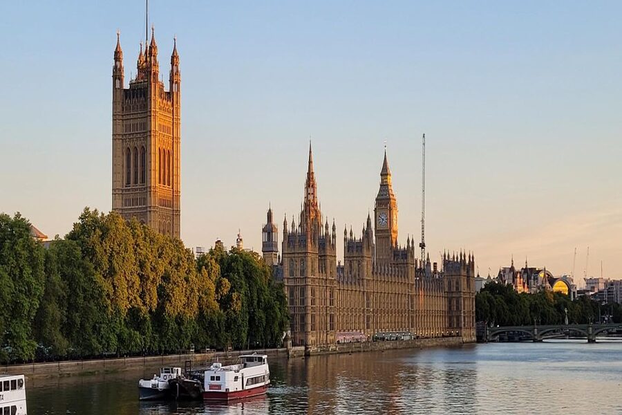 Skip-the-Line London Westminster Abbey Guided Tour in German - Big Ben and Parliament Square: a strong opening
