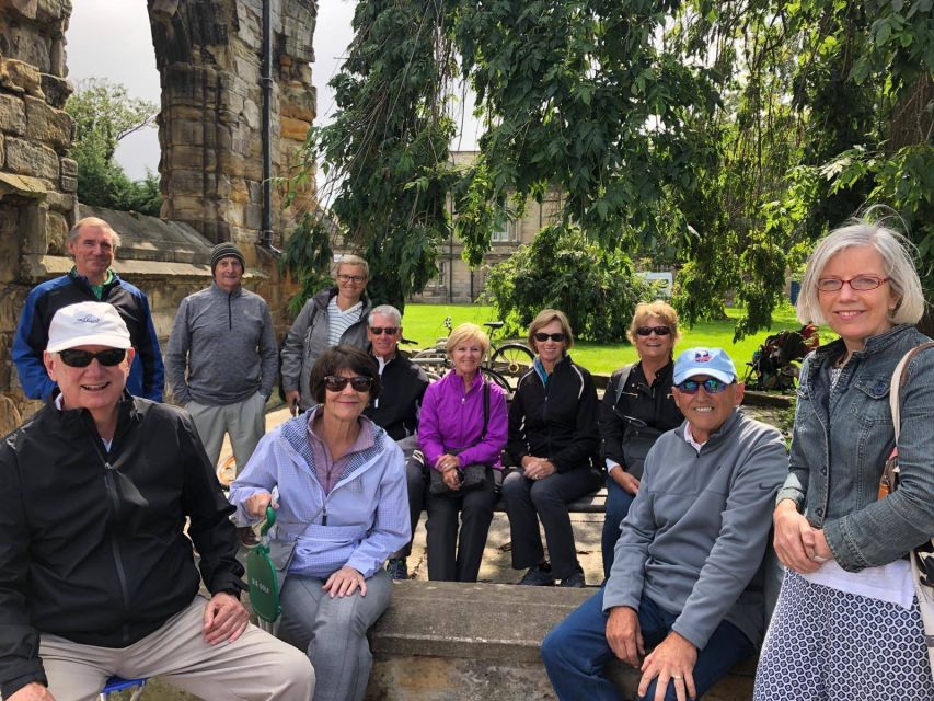 St Andrews: City Highlights Walking Tour with Cocktail - Who should book this experience?