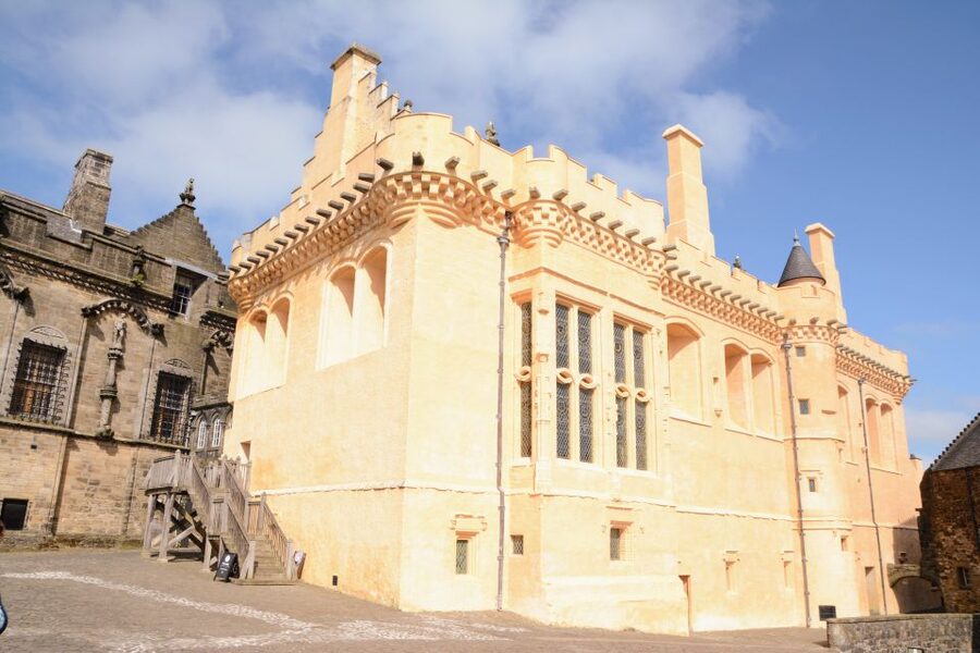 Stirling Castle: Skip-the-Line Guided Tour in Spanish - Inside the Renaissance royal palace