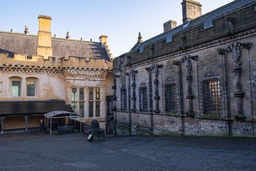 Stirling Castle: Skip-the-Line Guided Tour in Spanish - Arthurian legend and the castle’s ghost stories