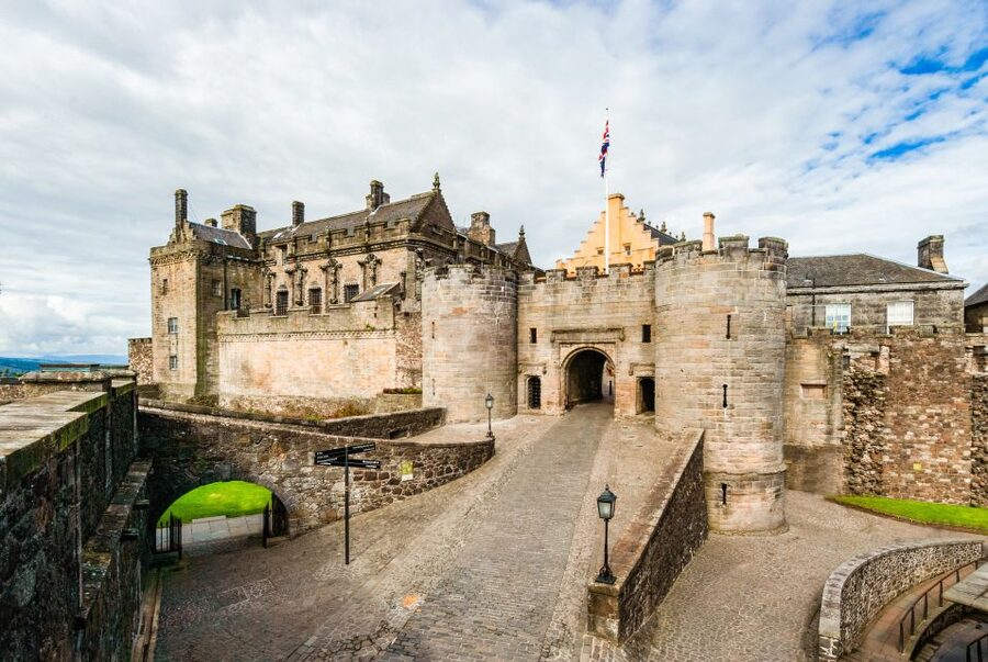 Stirling Castle: Skip-the-Line Guided Tour in Spanish - What the 1.5-hour schedule feels like