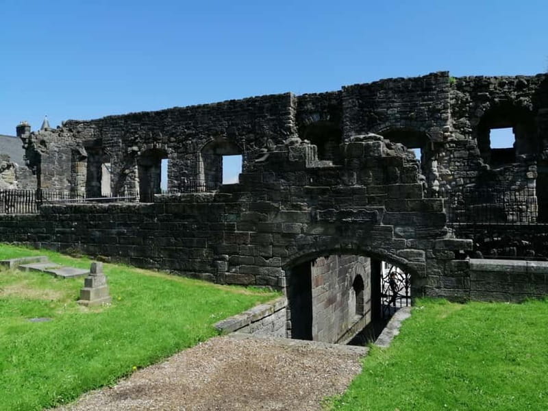 Stirling: Daily Guided Walking Tour (11am & 2pm) - Broad Street, the Tolbooth, and public life
