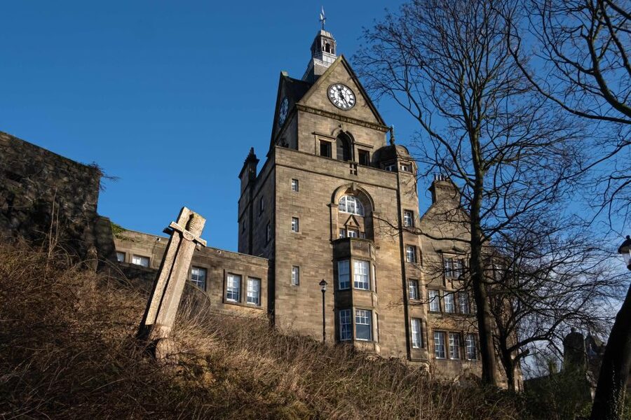 Stirling: Historical Walking Tour in Spanish - Mercat Cross and the upper town