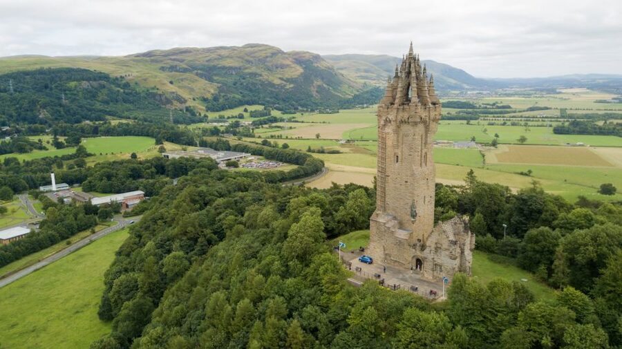 Stirling: Historical Walking Tour in Spanish - Tollbooth, John Cowane Hospital, and civic duty