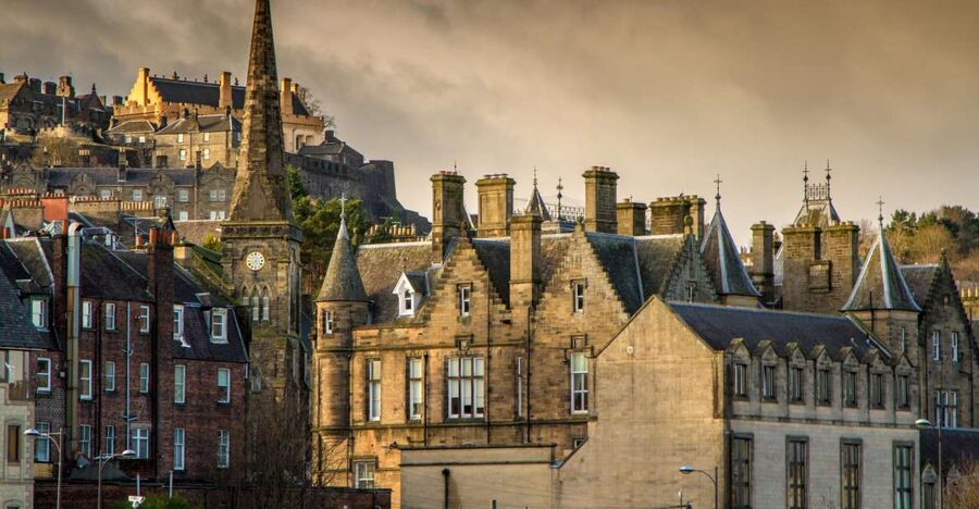 Stirling: Historical Walking Tour in Spanish - Old Cemetery and Pyramid Star