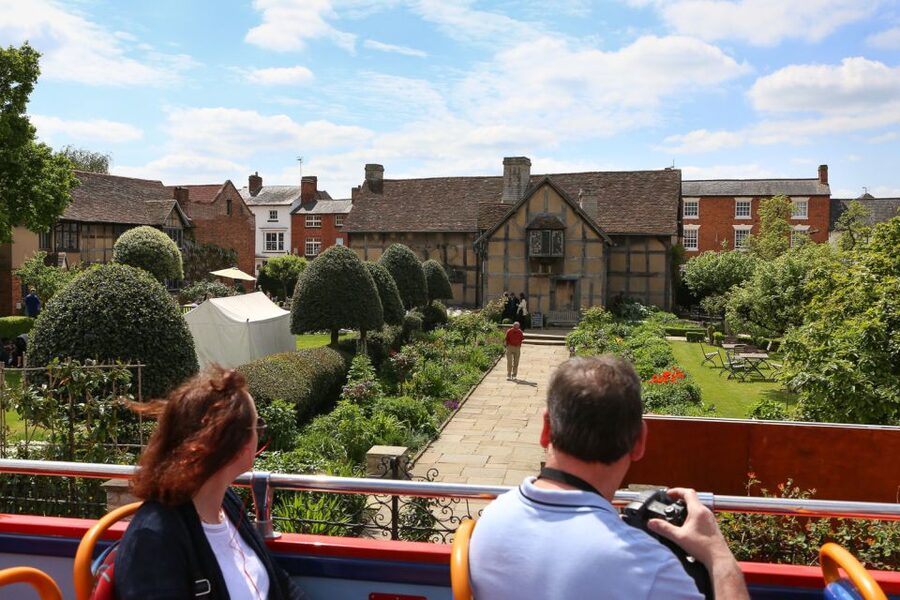Stratford-upon-Avon:City Sightseeing Hop-On Hop-Off Bus Tour - Audio commentary, live guides, and the small things that matter