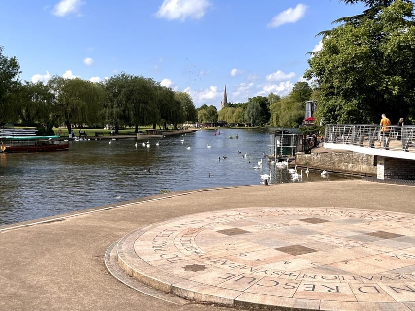 Stratford-upon-Avon: City Walking Tour & Exploration Game - Solving puzzles instead of following a guide