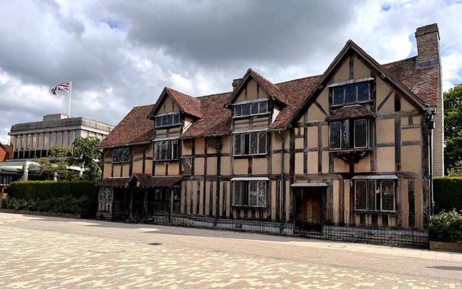 Stratford-upon-Avon: City Walking Tour & Exploration Game - How long the two-mile Quest takes