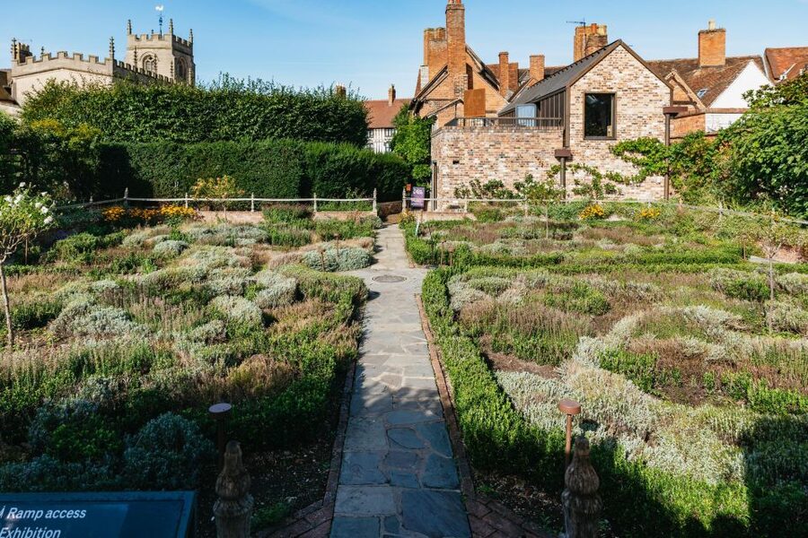 Stratford-upon-Avon: Shakespeare's Birthplace Ticket - Smartphone videos and live room explanations