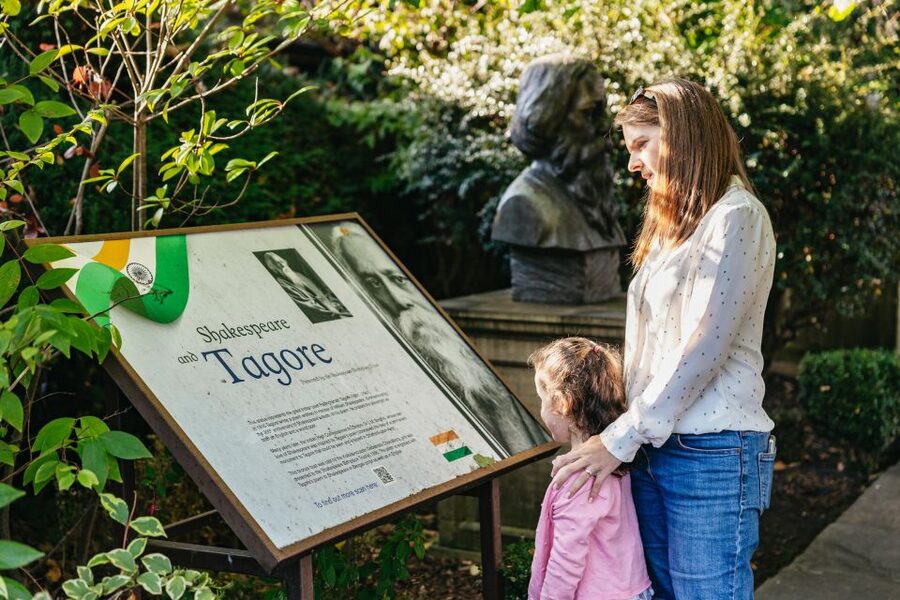 Stratford-upon-Avon: Shakespeare's Birthplace Ticket - The garden and short Shakespeare performances