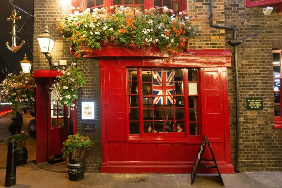 The London Historic Pubs Tour - A Beer at the Dickens Inn