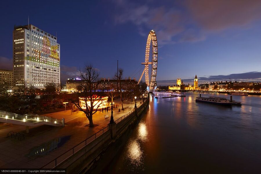 Tour of London and Christmas Day Lunch Cruise - A Christmas morning tour through central London