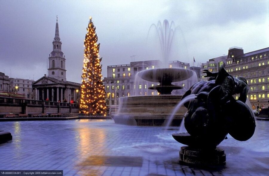 Tour of London and Christmas Day Lunch Cruise - Changing from the coach to the Thames liner