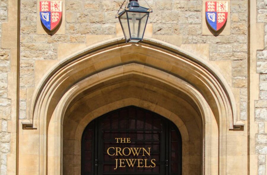 Tower of London and Tower Bridge Private Tour - Walking from the Tower to Tower Bridge