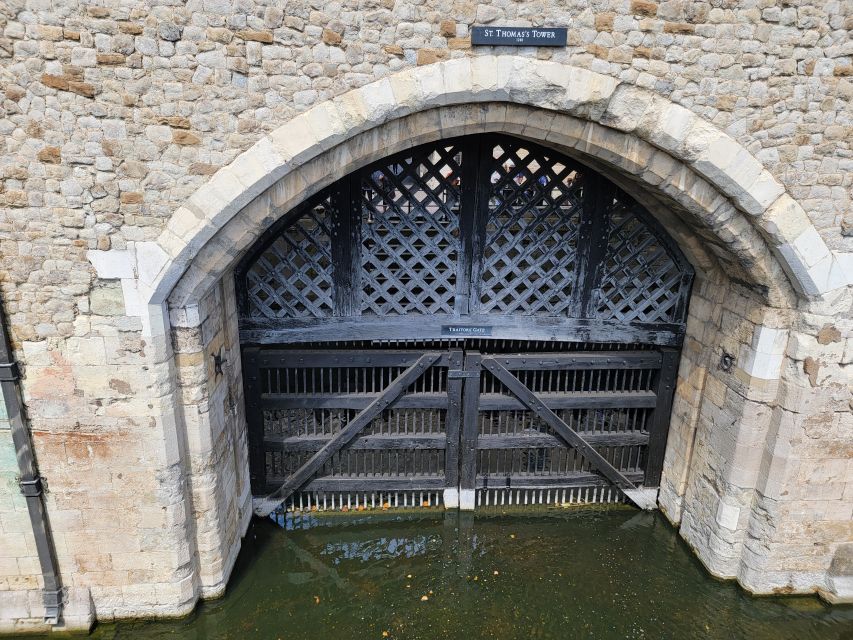 Tower of London: Early Access with Crown Jewels & Beefeaters - Meeting the Beefeaters before the gates open