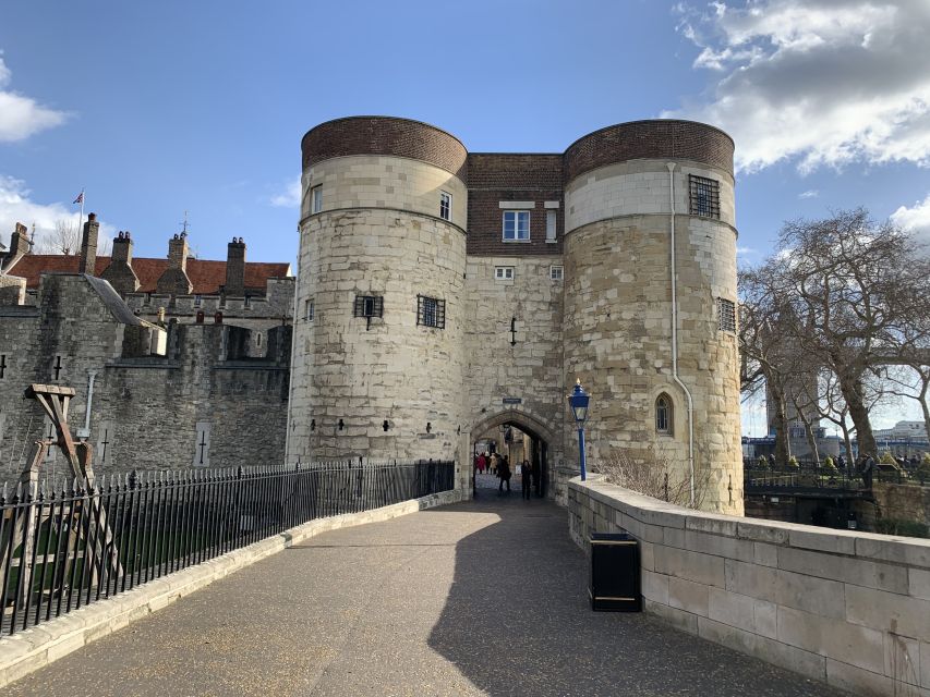 Tower of London Kid-Friendly Private Tour - Meeting the ravens, guards, and legends