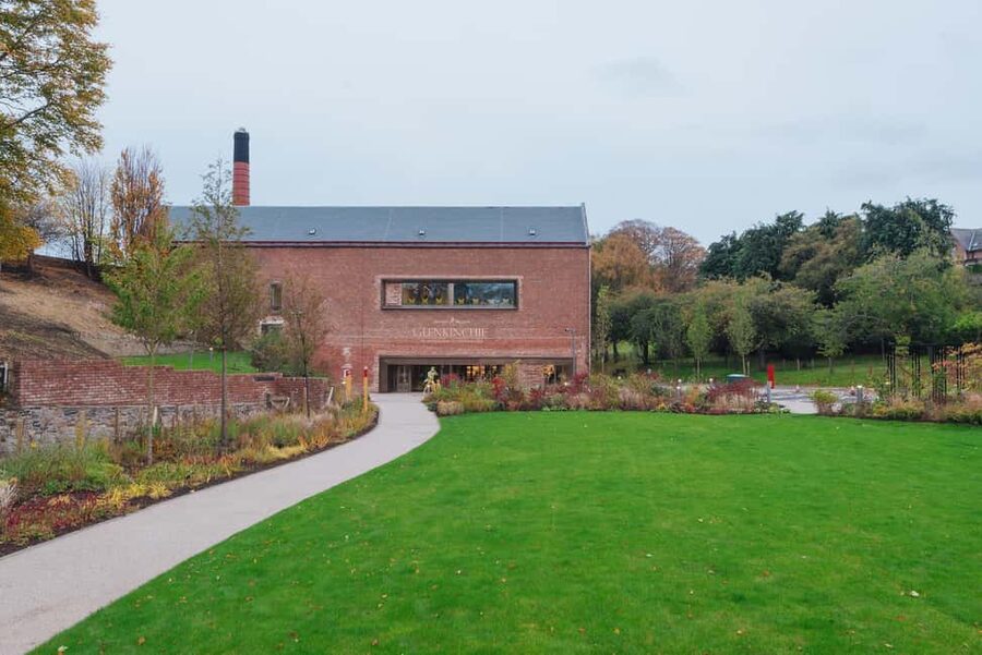 Tranent: Glenkinchie Whisky Distillery Tour and Tasting - A working distillery with a theatrical edge