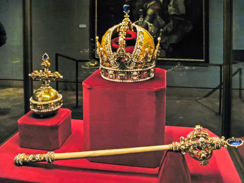 Ultimate Tower of London, Beefeater Welcome & Crown Jewels - Seeing the Crown Jewels before the queue builds
