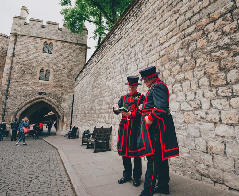 Ultimate Tower of London, Beefeater Welcome & Crown Jewels - Inside the Inner Ward, Ravens Den, and battlements