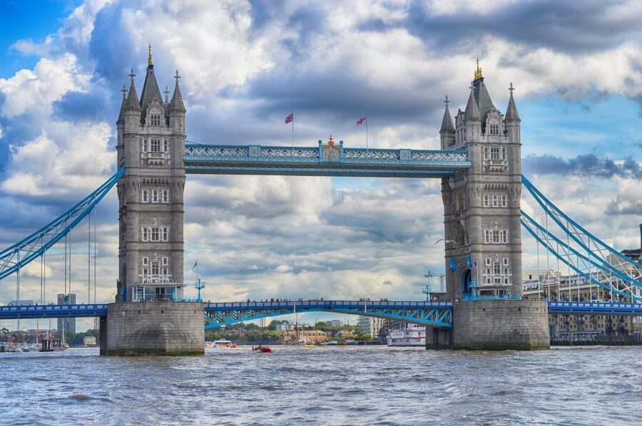 VIP Tower of London Beefeater Meet & Greet and Royal London - Walking toward Buckingham Palace