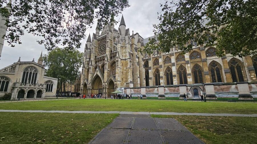 VIP Westminster Abbey & Upper Gallery and Buckingham Palace - The Diamond Jubilee Galleries and the Magna Carta